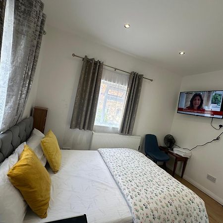 Luxury Ensuite 2Nd Studio Flat With Great Views In Keedonwood Road With Fully Own Bathroom Newly Added And Private Kitchenette Bromley Zewnętrze zdjęcie