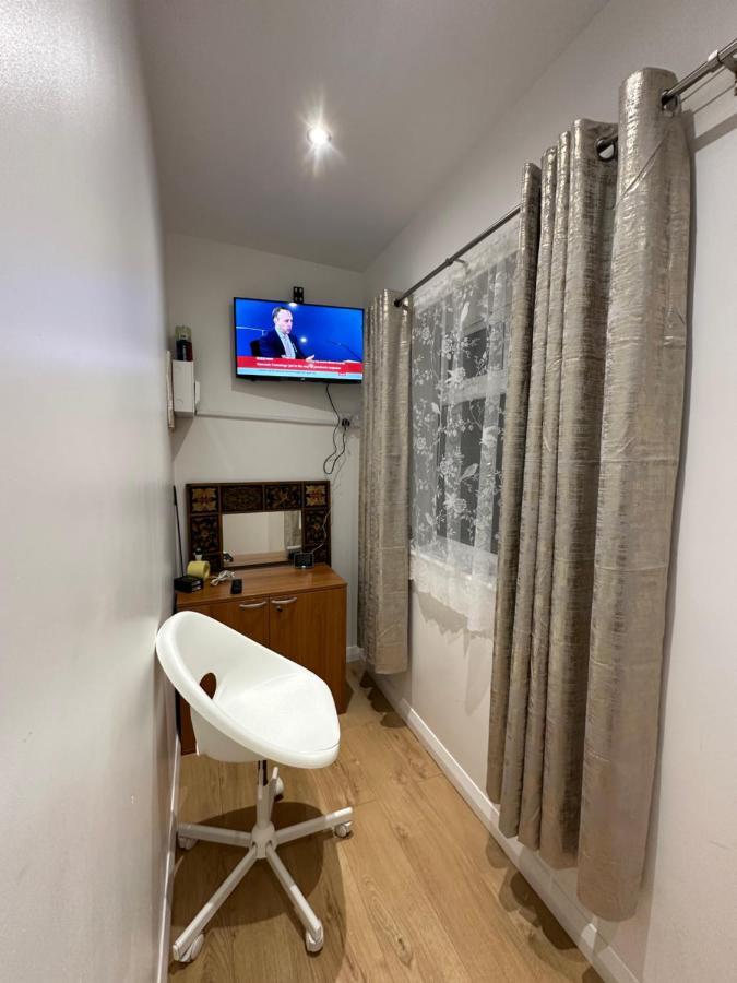 Luxury Ensuite 2Nd Studio Flat With Great Views In Keedonwood Road With Fully Own Bathroom Newly Added And Private Kitchenette Bromley Zewnętrze zdjęcie