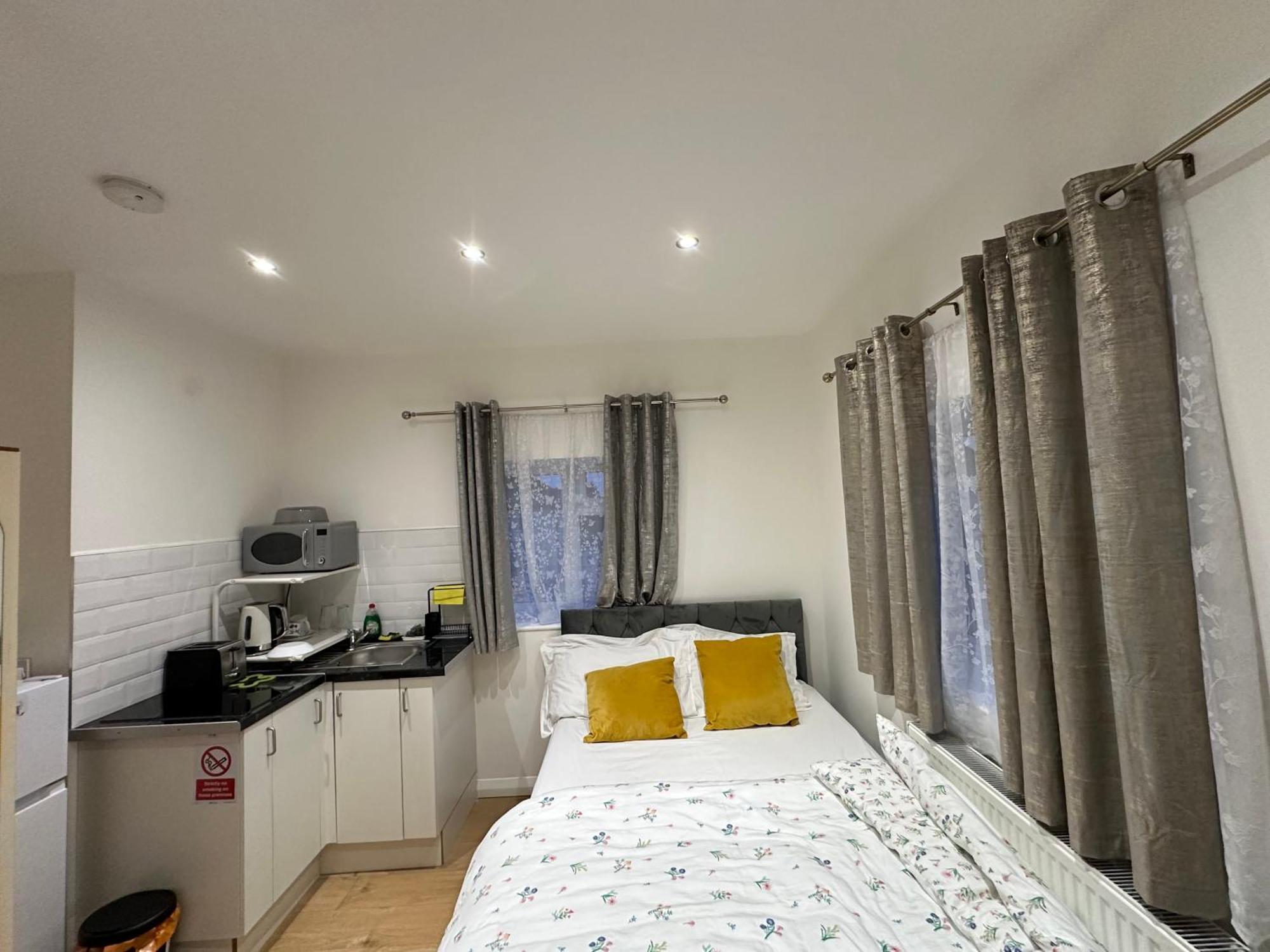 Luxury Ensuite 2Nd Studio Flat With Great Views In Keedonwood Road With Fully Own Bathroom Newly Added And Private Kitchenette Bromley Zewnętrze zdjęcie