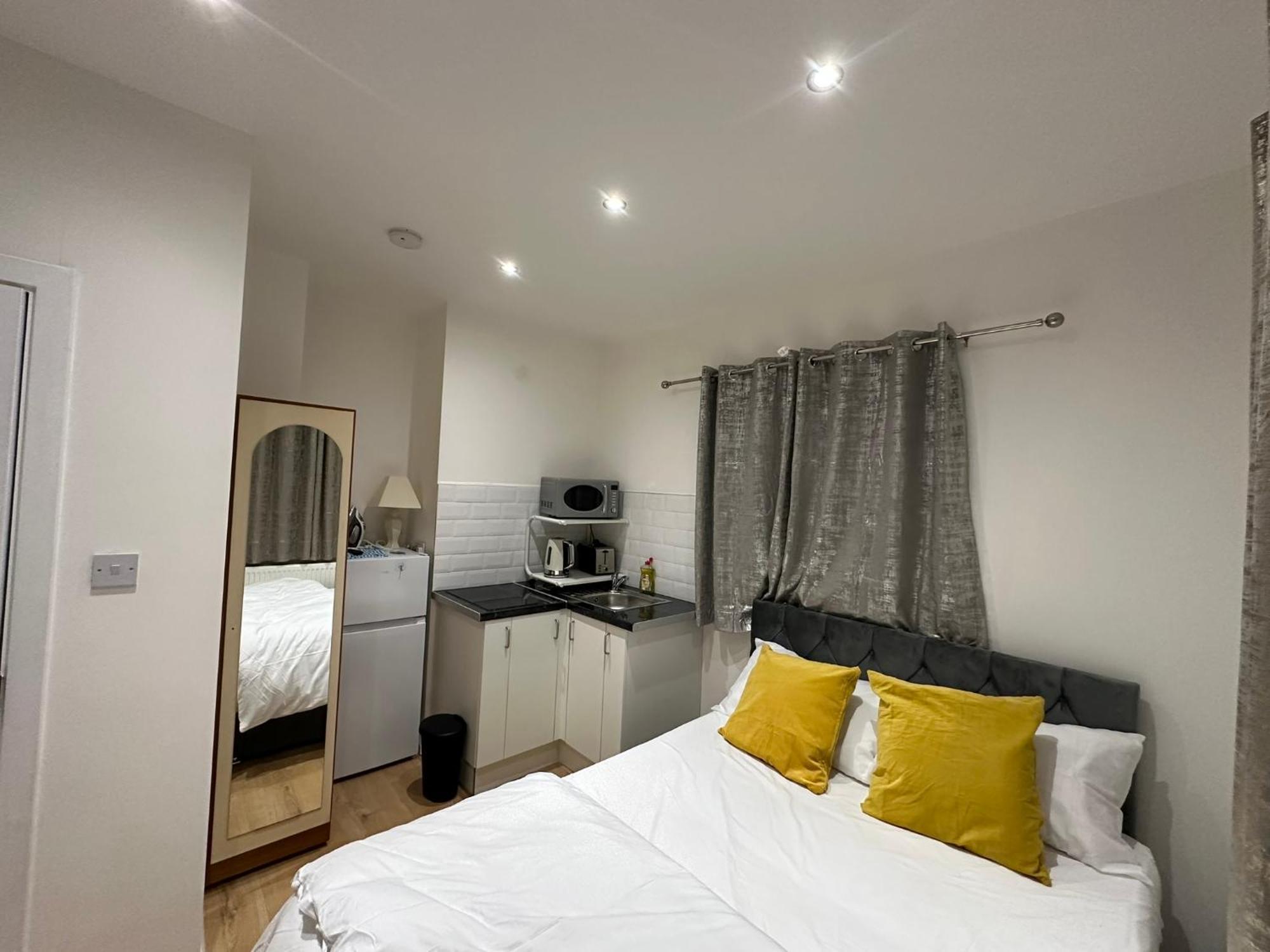 Luxury Ensuite 2Nd Studio Flat With Great Views In Keedonwood Road With Fully Own Bathroom Newly Added And Private Kitchenette Bromley Zewnętrze zdjęcie