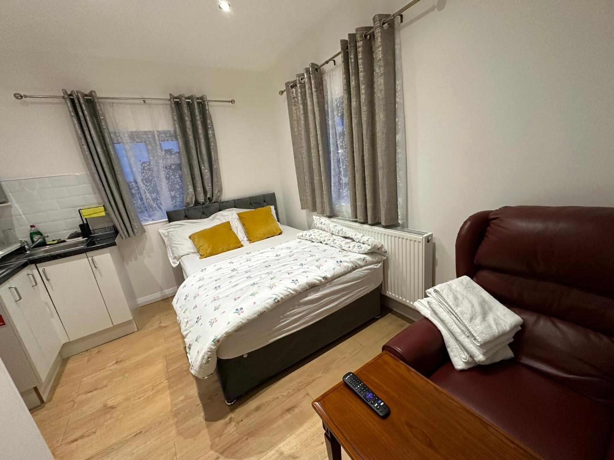 Luxury Ensuite 2Nd Studio Flat With Great Views In Keedonwood Road With Fully Own Bathroom Newly Added And Private Kitchenette Bromley Zewnętrze zdjęcie