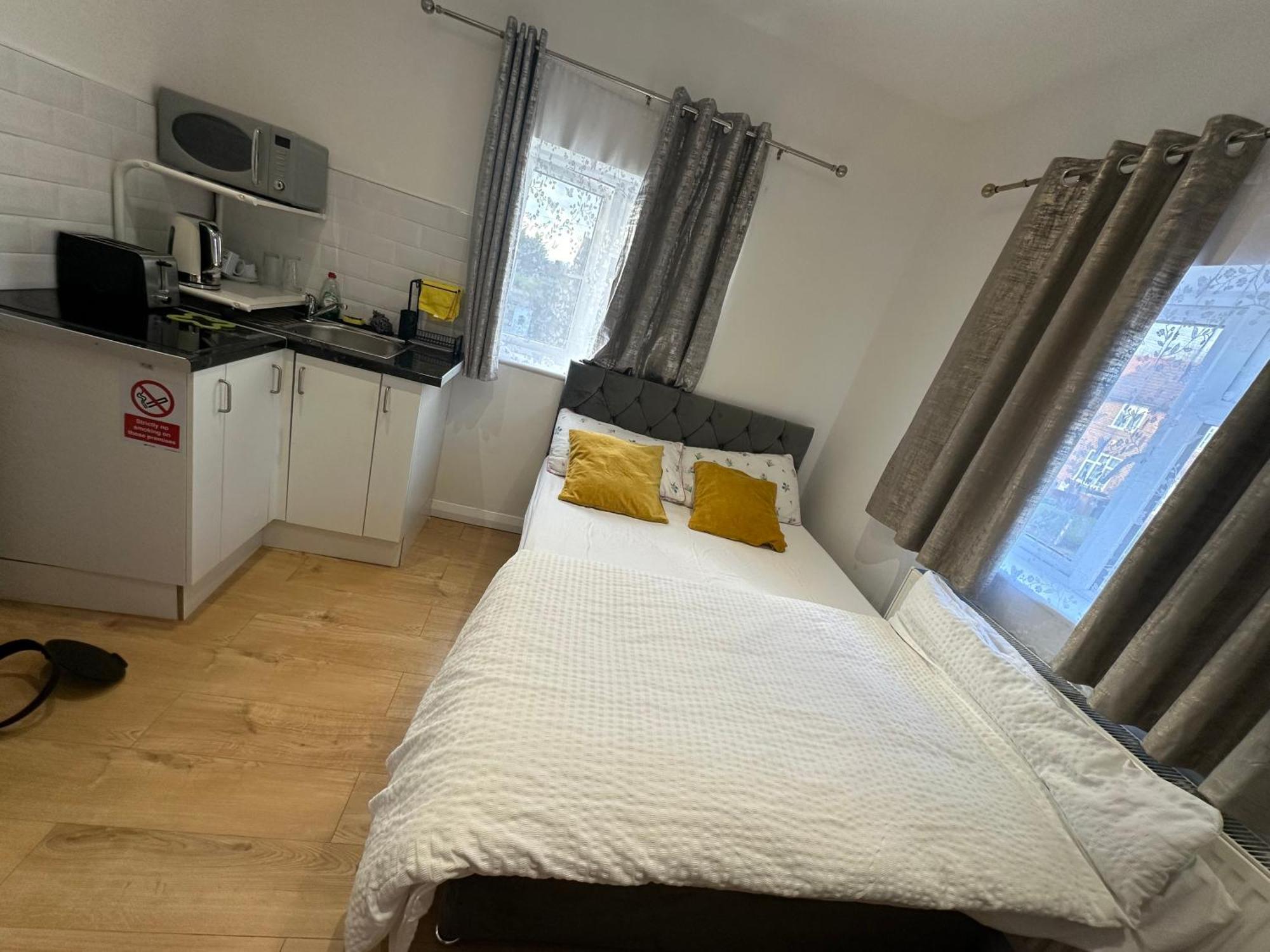 Luxury Ensuite 2Nd Studio Flat With Great Views In Keedonwood Road With Fully Own Bathroom Newly Added And Private Kitchenette Bromley Zewnętrze zdjęcie