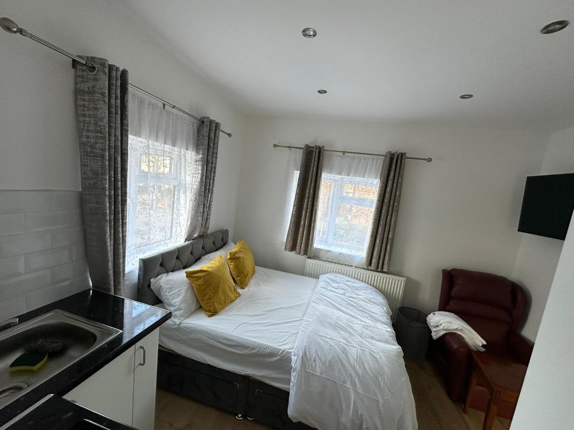 Luxury Ensuite 2Nd Studio Flat With Great Views In Keedonwood Road With Fully Own Bathroom Newly Added And Private Kitchenette Bromley Zewnętrze zdjęcie