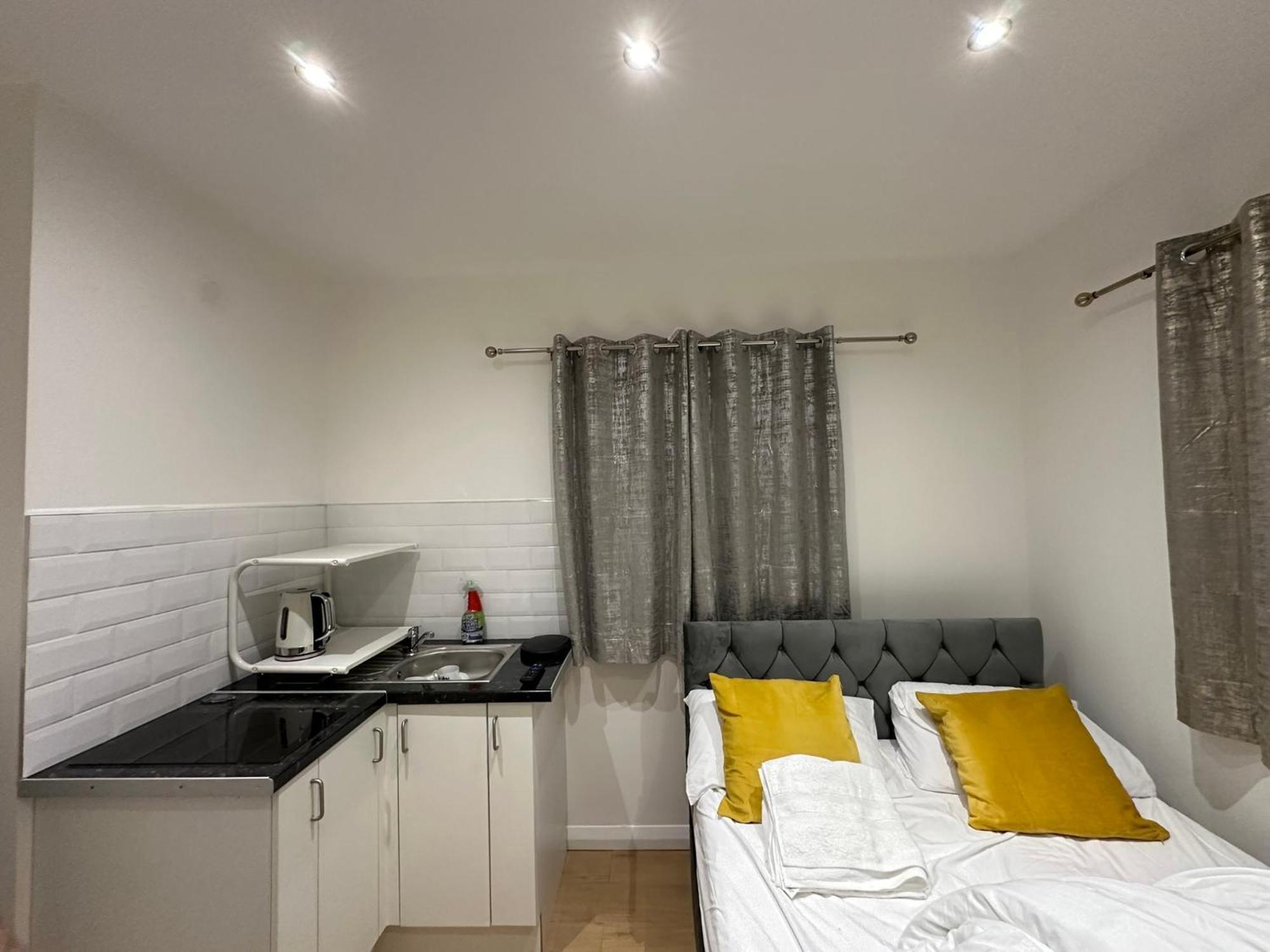 Luxury Ensuite 2Nd Studio Flat With Great Views In Keedonwood Road With Fully Own Bathroom Newly Added And Private Kitchenette Bromley Zewnętrze zdjęcie