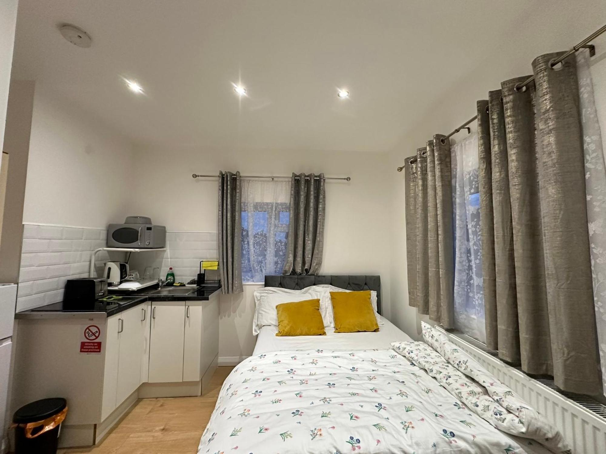 Luxury Ensuite 2Nd Studio Flat With Great Views In Keedonwood Road With Fully Own Bathroom Newly Added And Private Kitchenette Bromley Zewnętrze zdjęcie