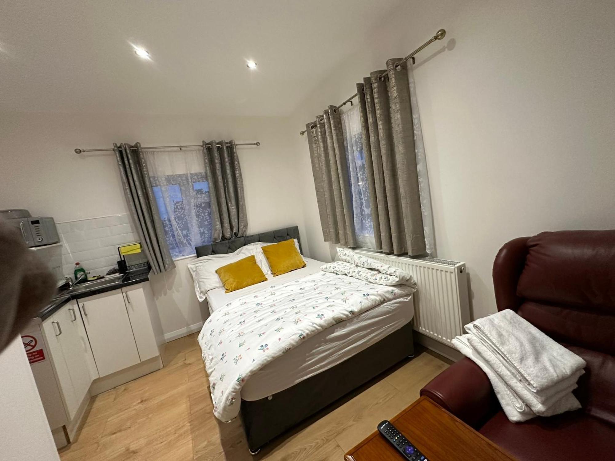 Luxury Ensuite 2Nd Studio Flat With Great Views In Keedonwood Road With Fully Own Bathroom Newly Added And Private Kitchenette Bromley Zewnętrze zdjęcie