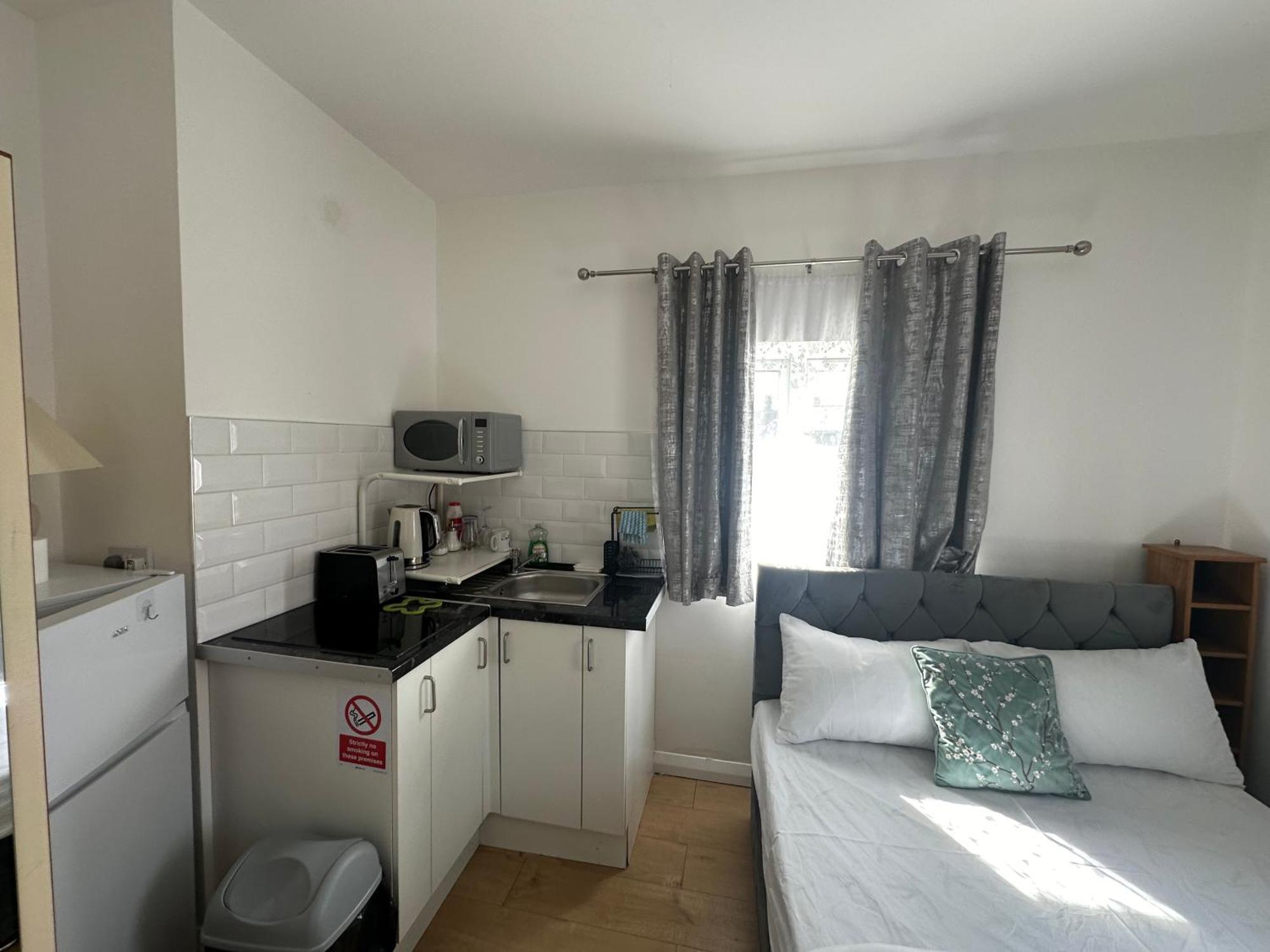 Luxury Ensuite 2Nd Studio Flat With Great Views In Keedonwood Road With Fully Own Bathroom Newly Added And Private Kitchenette Bromley Zewnętrze zdjęcie