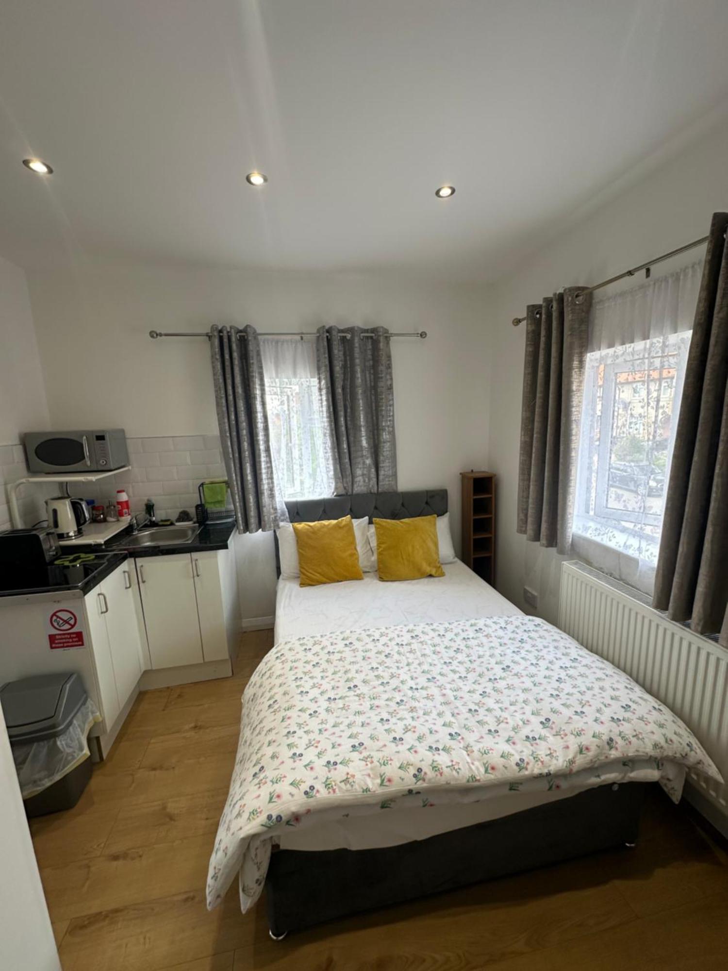 Luxury Ensuite 2Nd Studio Flat With Great Views In Keedonwood Road With Fully Own Bathroom Newly Added And Private Kitchenette Bromley Zewnętrze zdjęcie